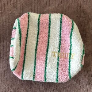(NEW) TRULY makeup bag